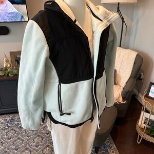 The North Face Women's Black and Cream Ski Jacket